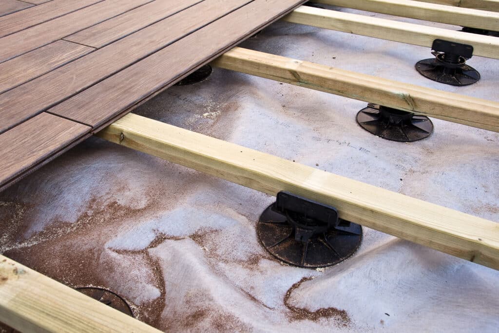 Houten terras op palen: prijzen + hoe aanleggen? [Overzicht]